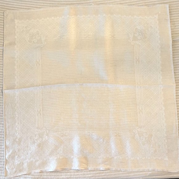 Gorgeous tablecloth w/12 matching napkins - Picture 4 of 4
